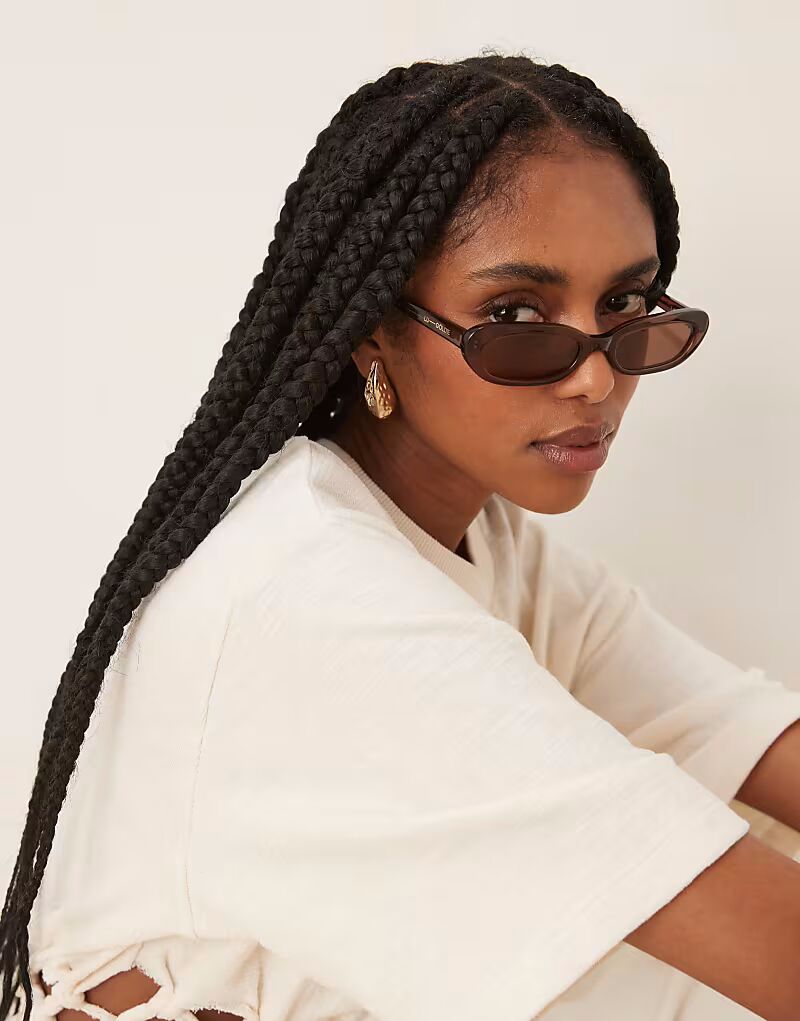 Солнцезащитные очки Lu Goldie Lola в тонкой овальной оправе кофейного цвета
Солнцезащитные очки Lu Goldie Lola в тонкой овальной оправе кофейного цвета