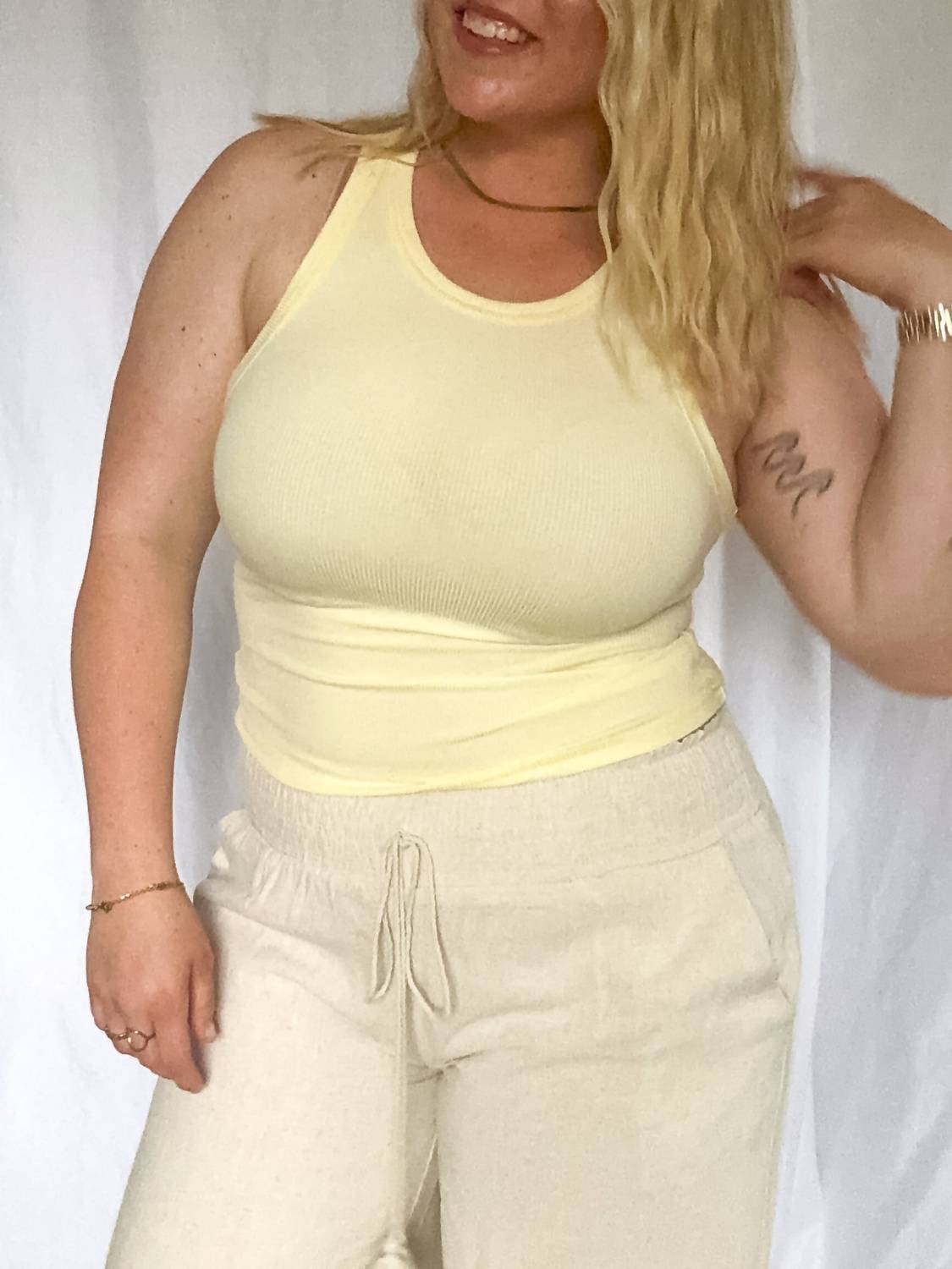 Женский прибрежный вязаный топ с рубчиком в желтом цвете LE LIS
Женский прибрежный вязаный топ с рубчиком в желтом цвете LE LIS