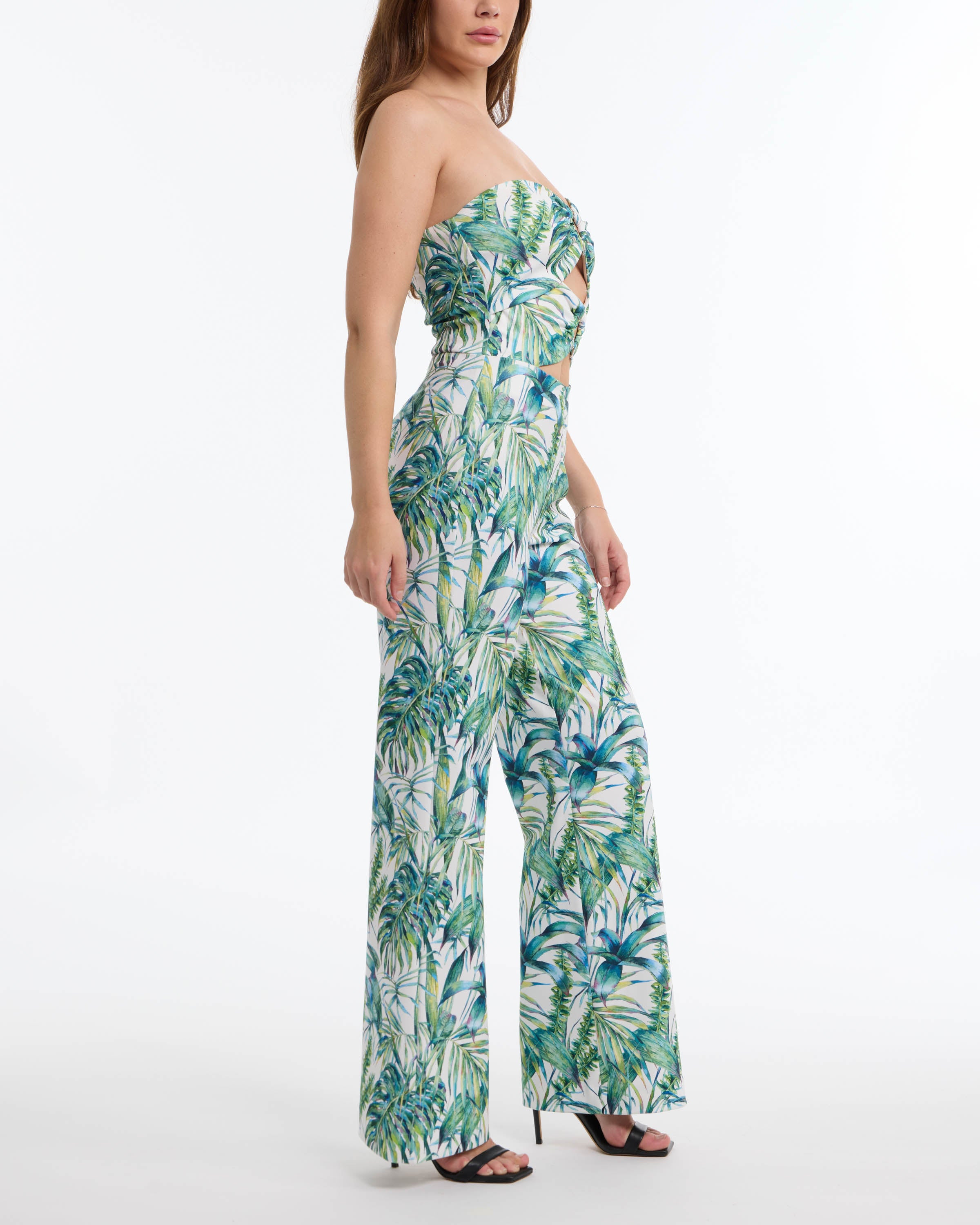 Женский комбинезон BEBE без бретелек с вырезом и металлическим кольцом, цвет ocean tropical print
Женский комбинезон BEBE без бретелек с вырезом и металлическим кольцом, цвет ocean tropical print