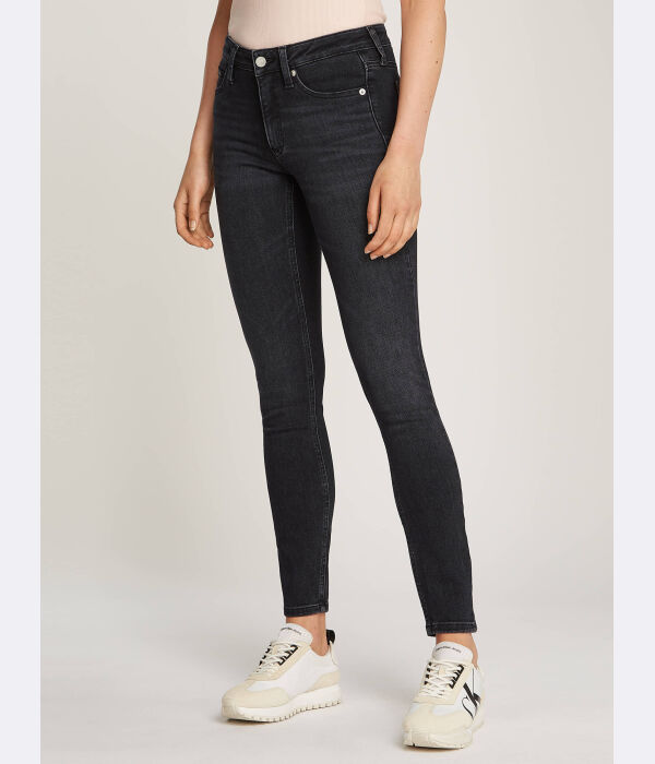 Джинсы женские Calvin Klein Jeans зауженные, черный
Джинсы женские Calvin Klein Jeans зауженные, черный