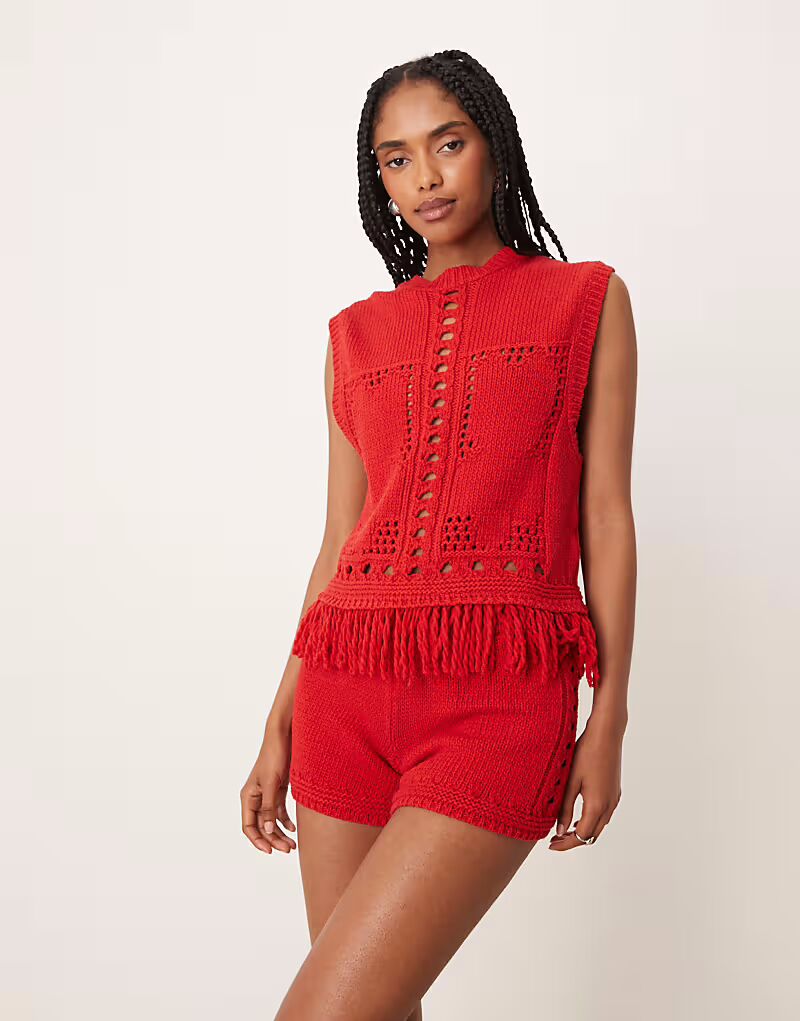 Майка с бахромой и ажурными швами, цвет красный Asos Design
Майка с бахромой и ажурными швами, цвет красный Asos Design