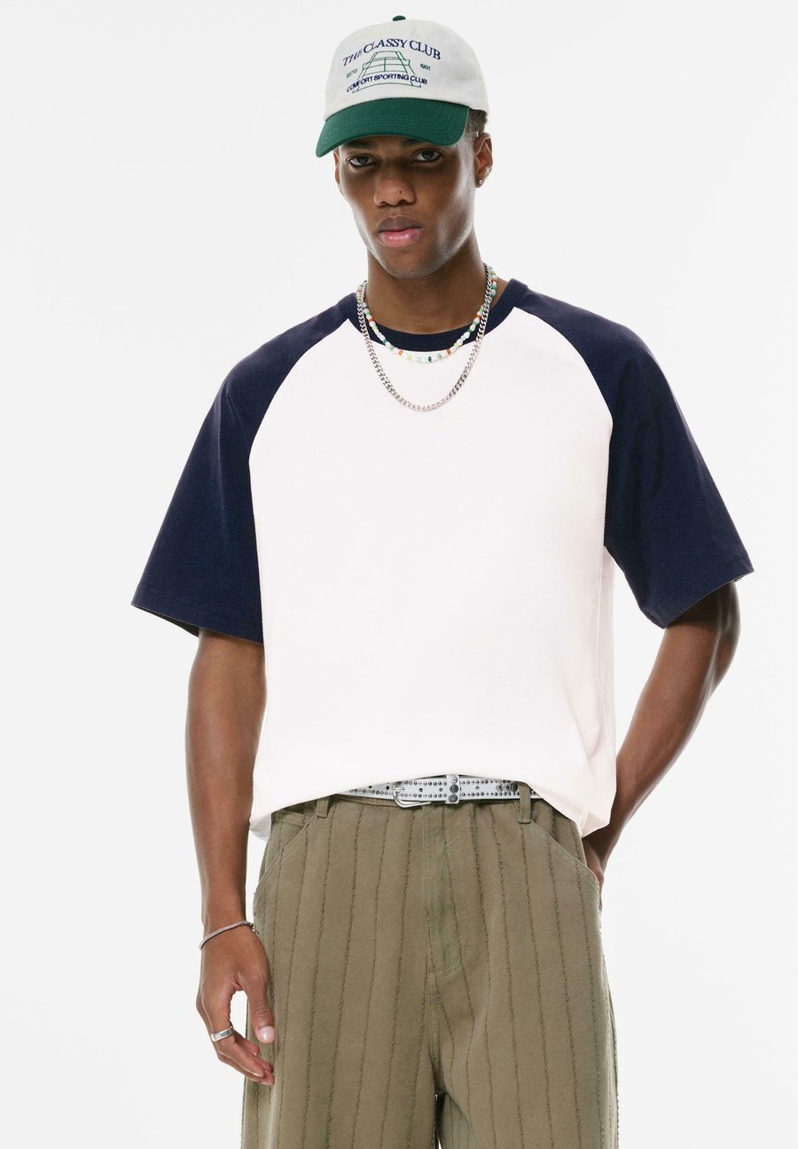 Футболка PULL&BEAR SHORT SLEEVE RAGLAN , Dark Blue
Футболка PULL&BEAR SHORT SLEEVE RAGLAN , Dark Blue