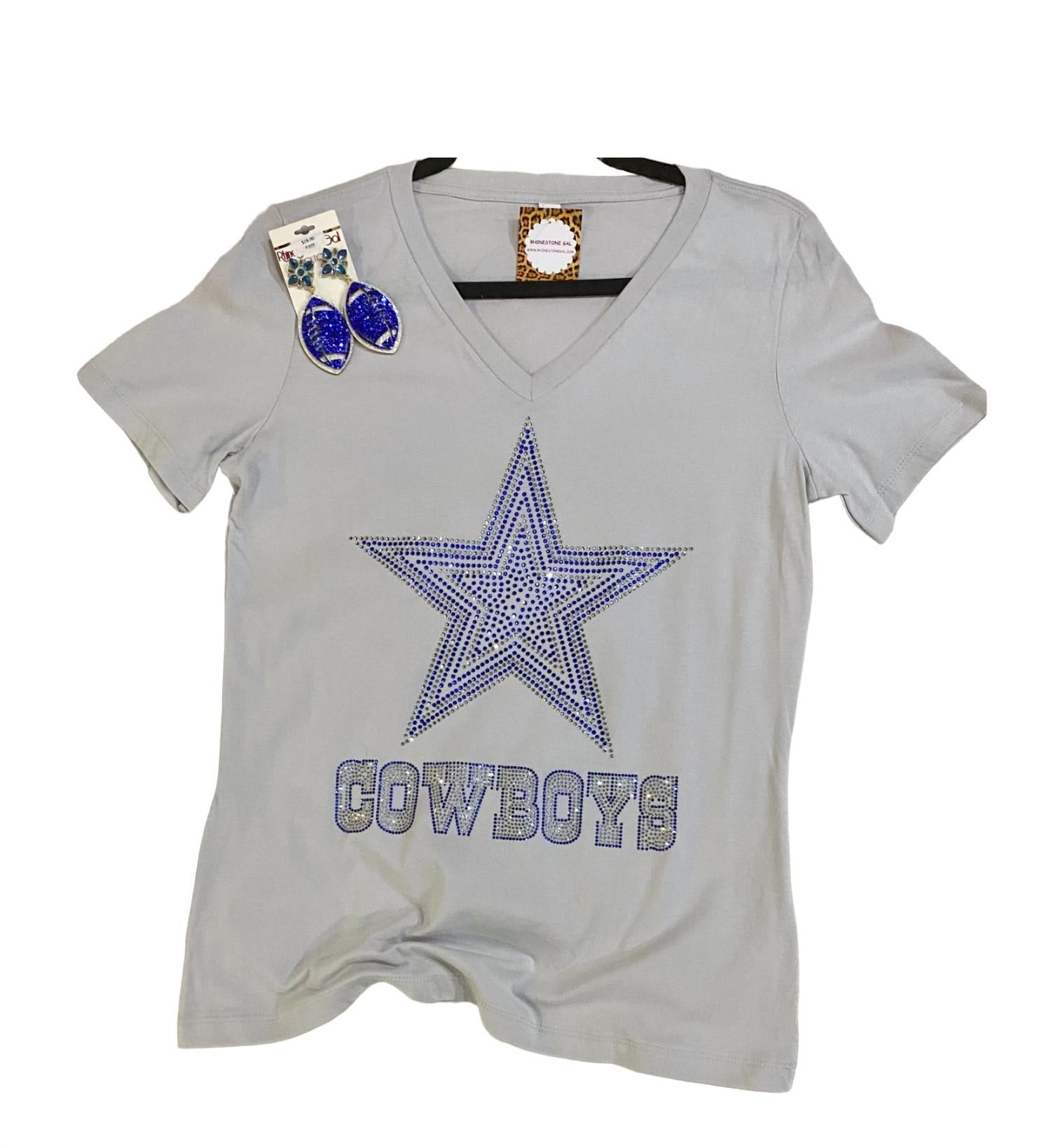 Женская футболка Dallas Cowboys со стразами и V-образным вырезом светло-серого цвета Crystallized by Sparkle
Женская футболка Dallas Cowboys со стразами и V-образным вырезом светло-серого цвета Crystallized by Sparkle