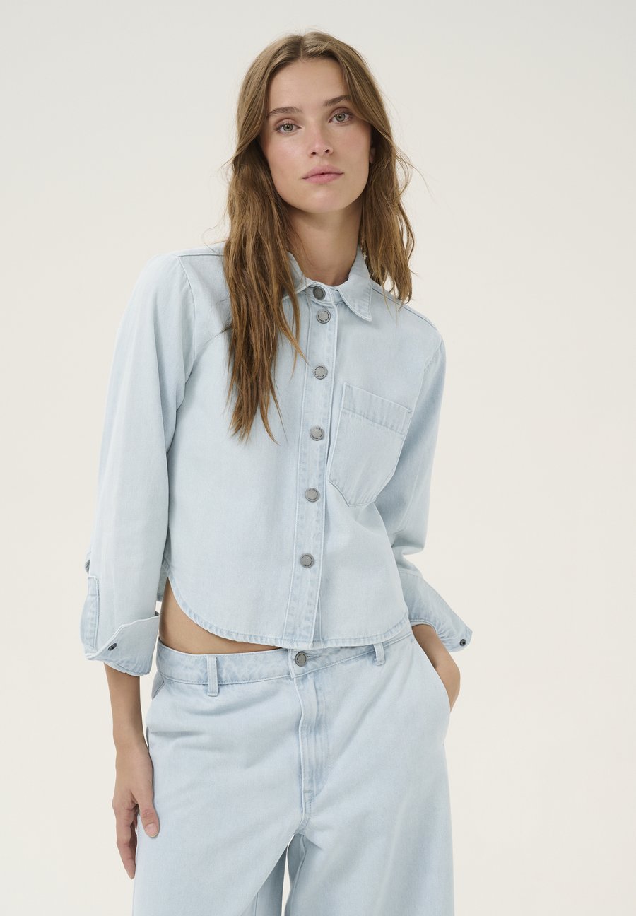 Блуза My Essential Wardrobe WINNIE, Light Blue Wash/Light Blue
Блуза My Essential Wardrobe WINNIE, Light Blue Wash/Light Blue