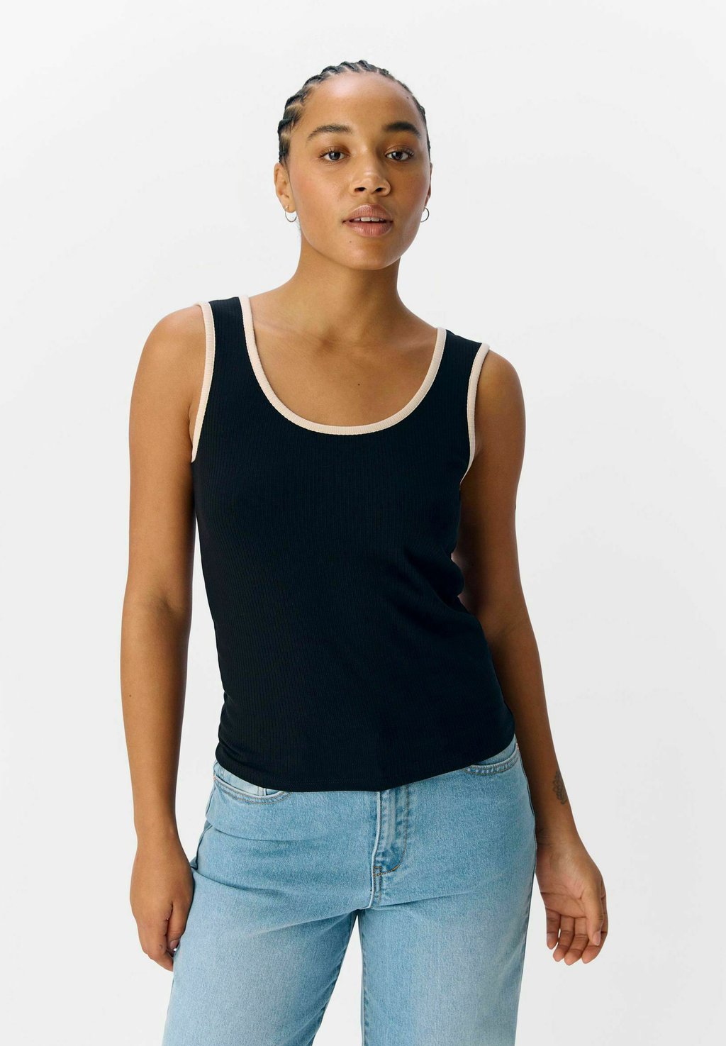 Топ TANK Object, черный
Топ TANK Object, черный