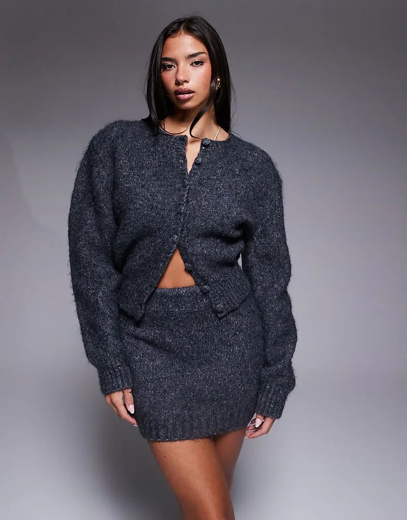 Кукла Мисти украшена шерстяными блестящими пуговицами и кардиганом цвета древесного угля.
Кукла Мисти украшена шерстяными блестящими пуговицами и кардиганом цвета древесного угля.