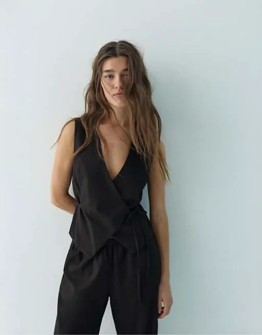 Черный жилет Pull&Bear Rustic с завязками сбоку
Черный жилет Pull&Bear Rustic с завязками сбоку