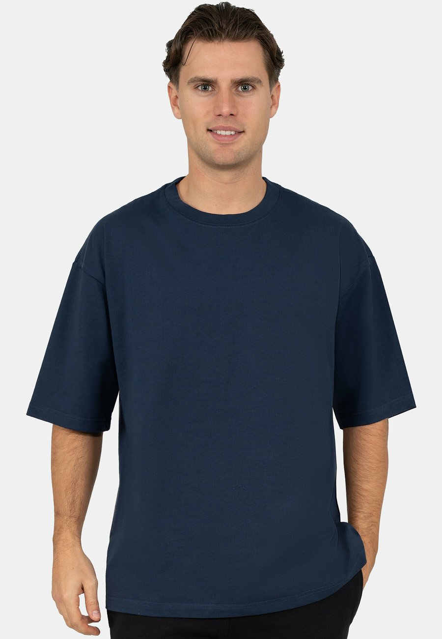 Футболка Reichstadt Basic T-shirt, Dark Blue, Синий, Футболка Reichstadt Basic T-shirt, Dark Blue
Футболка Reichstadt Basic T-shirt, Dark Blue, Синий, Футболка Reichstadt Basic T-shirt, Dark Blue