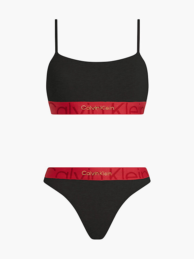 Комплект без косточек и стрингов - Embossed Icon Calvin Klein, черный
Комплект без косточек и стрингов - Embossed Icon Calvin Klein, черный