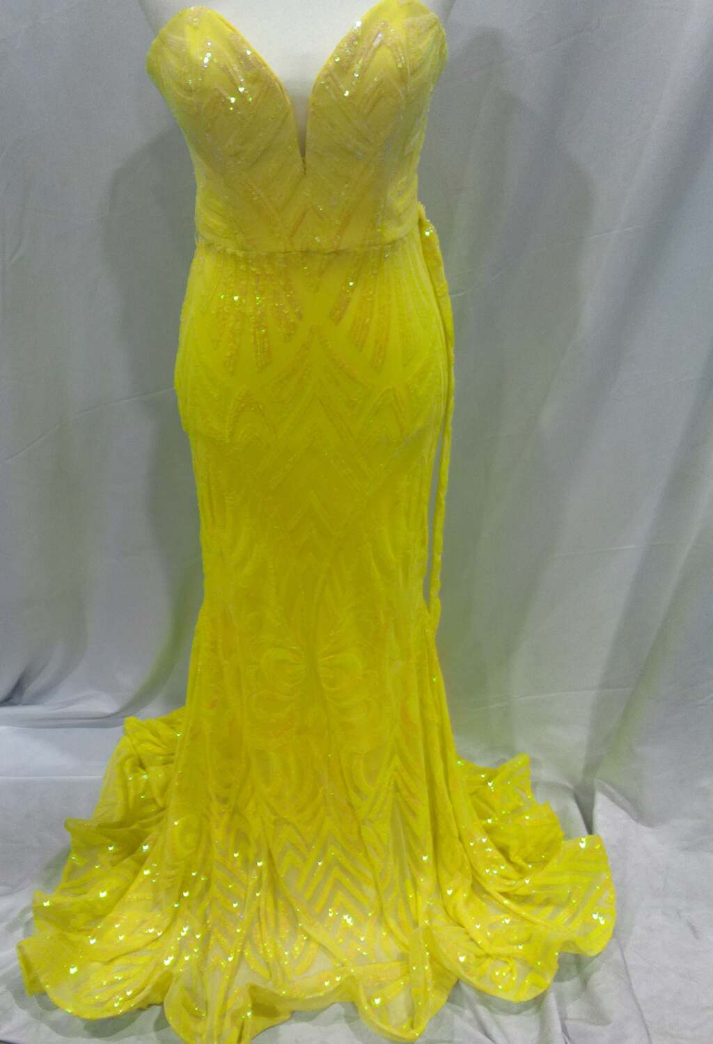 Желтое выпускное платье без бретелей с вырезом "сердечко" JOVANI
Желтое выпускное платье без бретелей с вырезом "сердечко" JOVANI