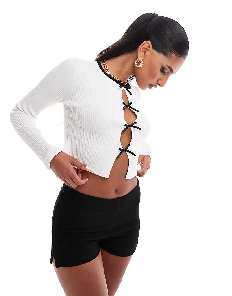 The Frolic – короткий кардиган кремового цвета с контрастными лентами
The Frolic – короткий кардиган кремового цвета с контрастными лентами