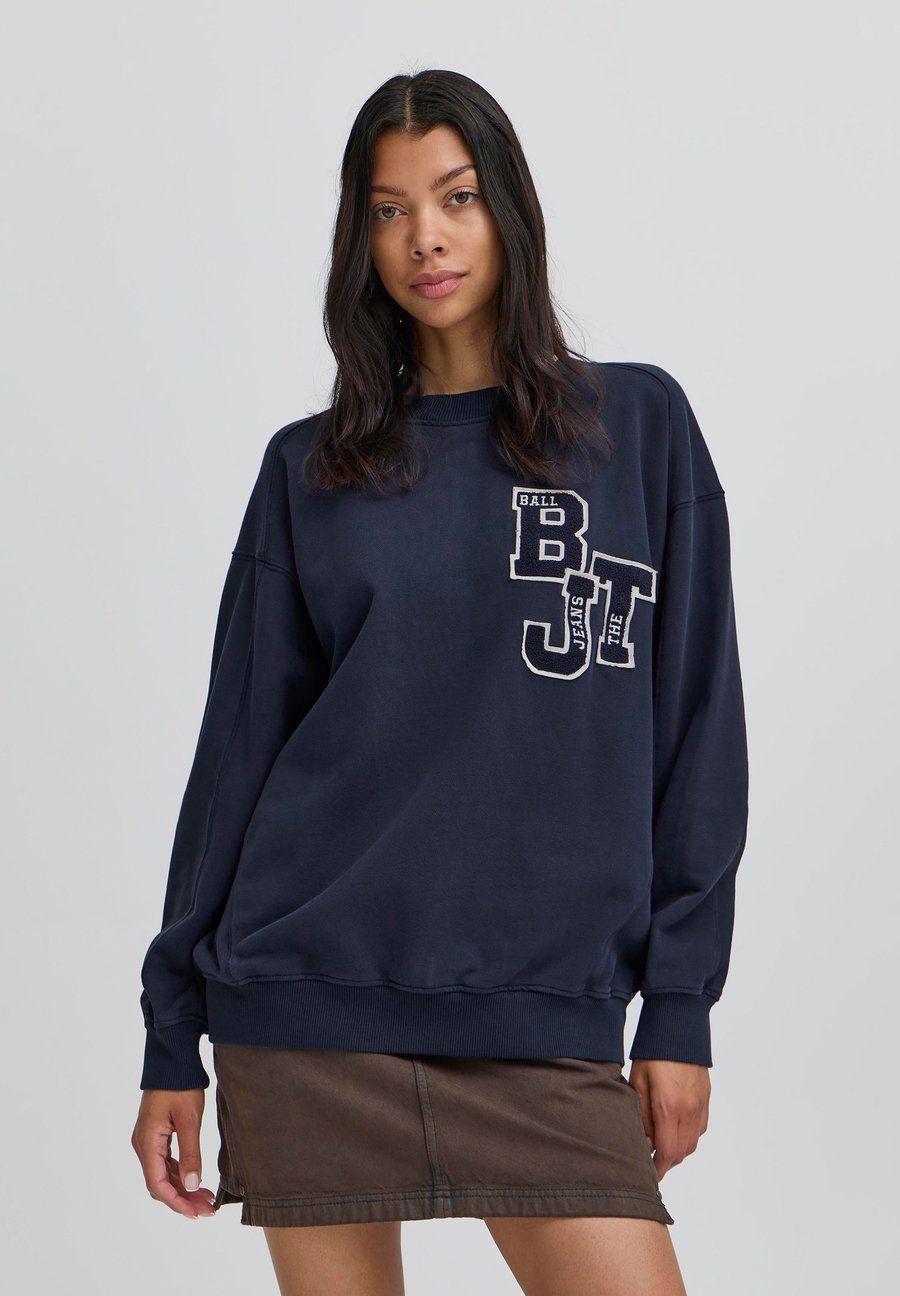Толстовка BALL BAALESSANDRO LETTER PATCH SWEAT, Sky Captain/Dark Blue, Синий, Толстовка BALL BAALESSANDRO LETTER PATCH SWEAT, Sky Captain/Dark Blue
Толстовка BALL BAALESSANDRO LETTER PATCH SWEAT, Sky Captain/Dark Blue, Синий, Толстовка BALL BAALESSANDRO LETTER PATCH SWEAT, Sky Captain/Dark Blue