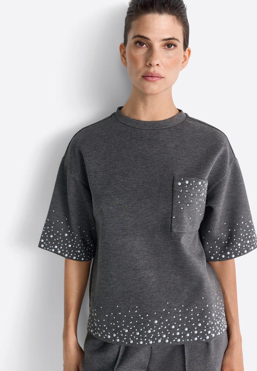 Футболка Rich & Royal Print T-shirt, Shadow Grey/Grey
Футболка Rich & Royal Print T-shirt, Shadow Grey/Grey