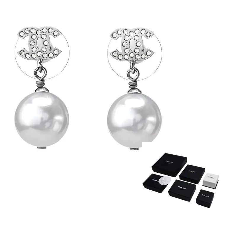 CHANEL Серьги-капли Cc с кристаллами и жемчугом, серебро
CHANEL Серьги-капли Cc с кристаллами и жемчугом, серебро