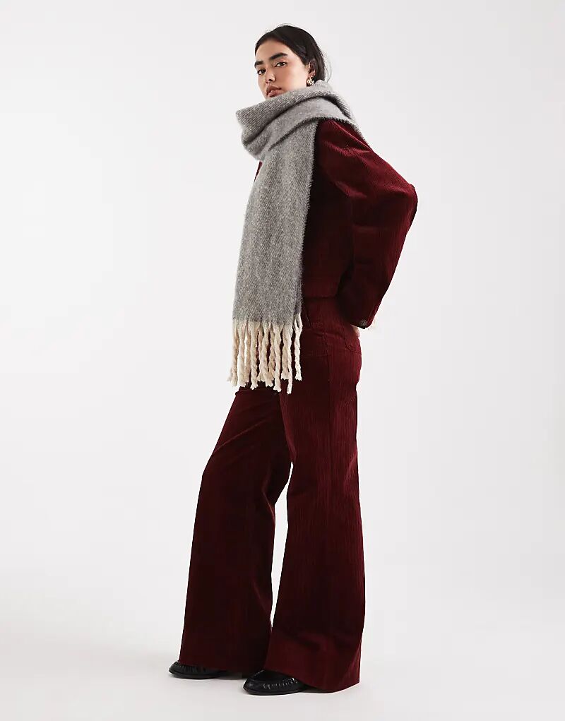 Потертый шарф-одеяло серого цвета
Потертый шарф-одеяло серого цвета