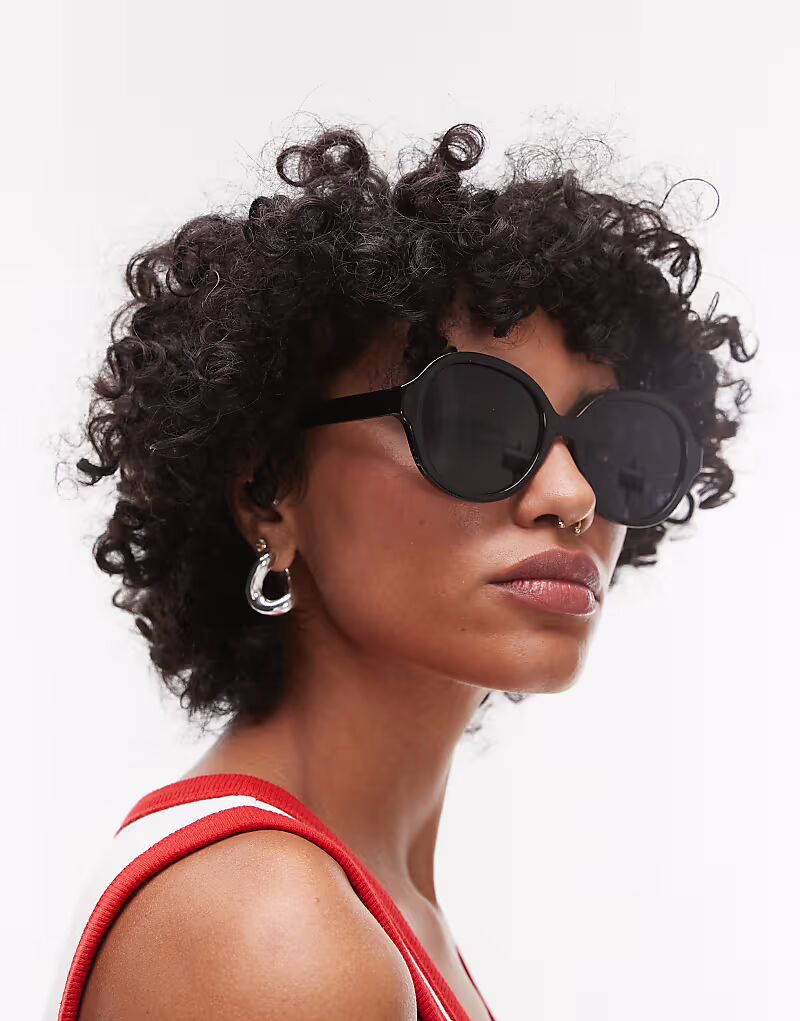 Большие круглые солнцезащитные очки Topshop Corfu черного цвета
Большие круглые солнцезащитные очки Topshop Corfu черного цвета