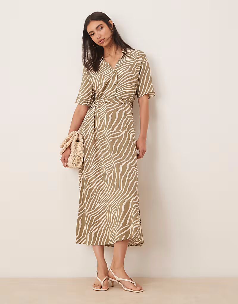 Платье-рубашка миди JDY с завязкой на талии и принтом зебры
Платье-рубашка миди JDY с завязкой на талии и принтом зебры