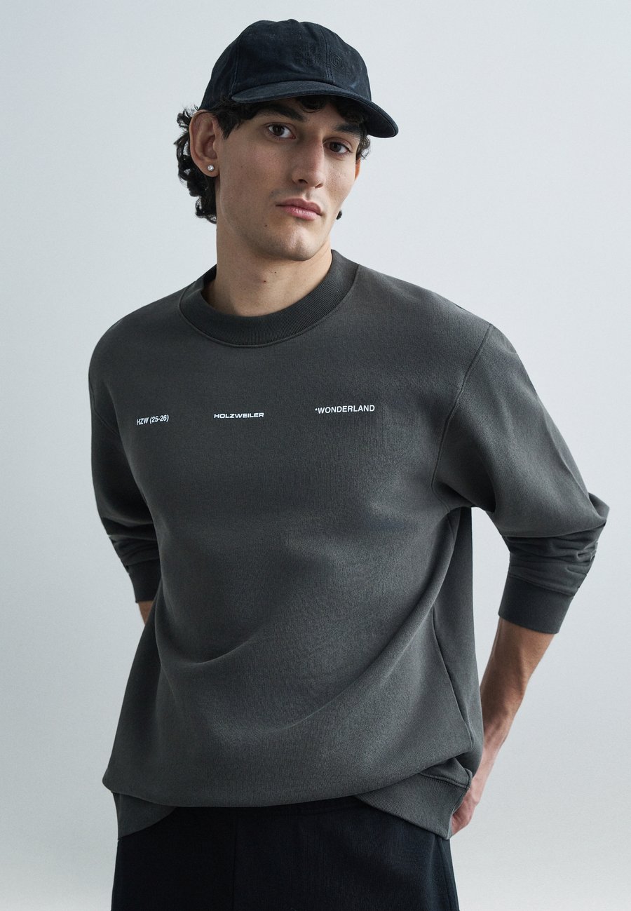 Толстовка Holzweiler DUKE NATIONAL CREW, Black
Толстовка Holzweiler DUKE NATIONAL CREW, Black