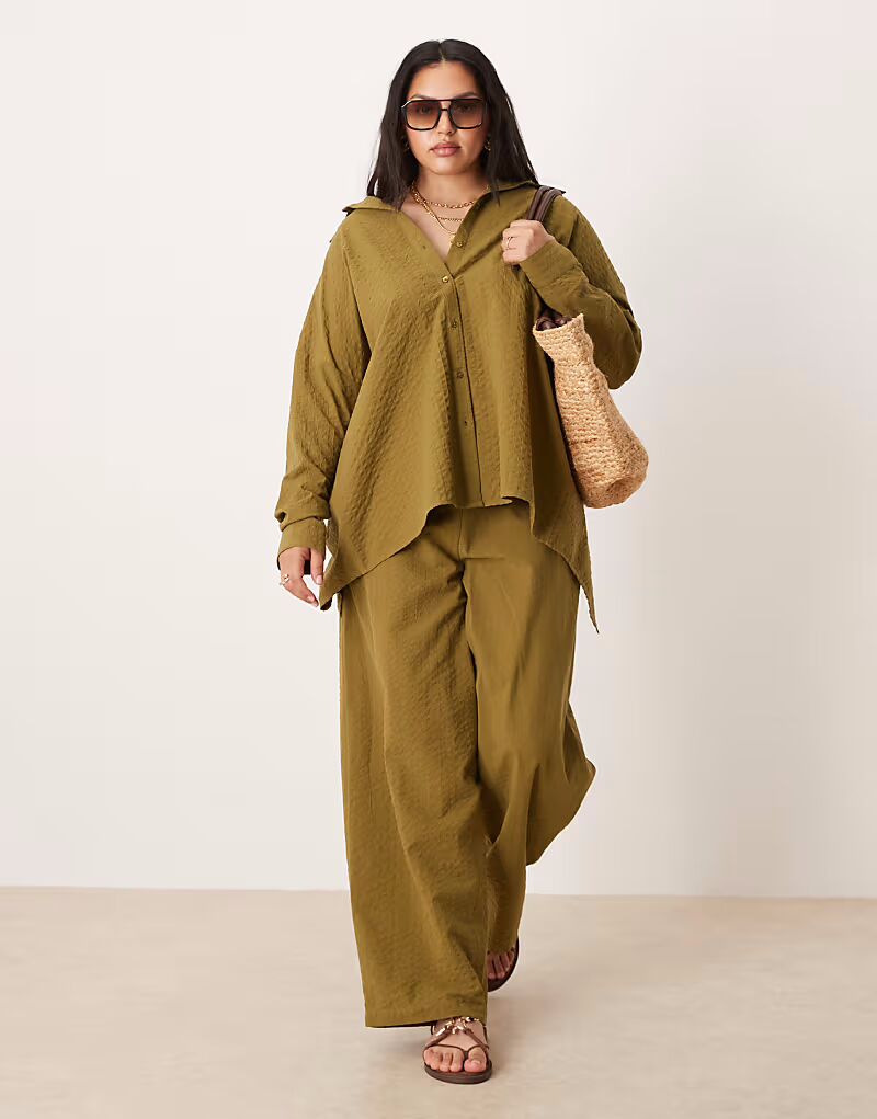 Свободные брюки-клеш Curve из сирсакера оливкового цвета Asos Design
Свободные брюки-клеш Curve из сирсакера оливкового цвета Asos Design