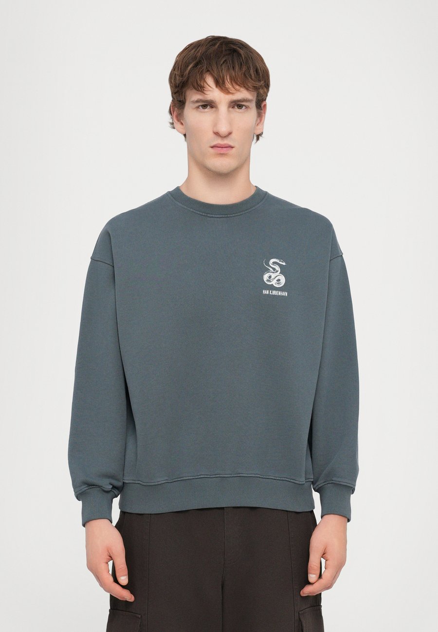 Толстовка Han Kjøbenhavn SNAKE LOGO , Dark Grey, Серый, Толстовка Han Kjøbenhavn SNAKE LOGO , Dark Grey
Толстовка Han Kjøbenhavn SNAKE LOGO , Dark Grey, Серый, Толстовка Han Kjøbenhavn SNAKE LOGO , Dark Grey