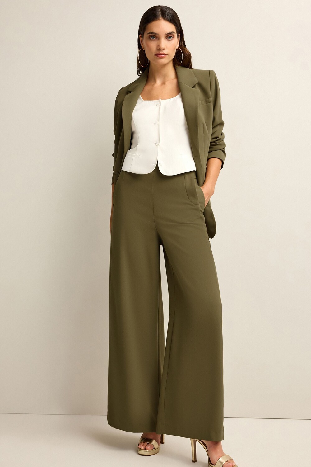 Приталенные брюки из крепа с очень широкими штанинами Next, зеленый
Приталенные брюки из крепа с очень широкими штанинами Next, зеленый