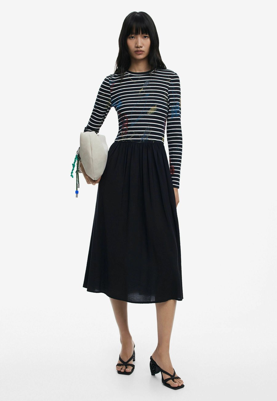 Платье Desigual STRIPED COMBINED , Black
Платье Desigual STRIPED COMBINED , Black