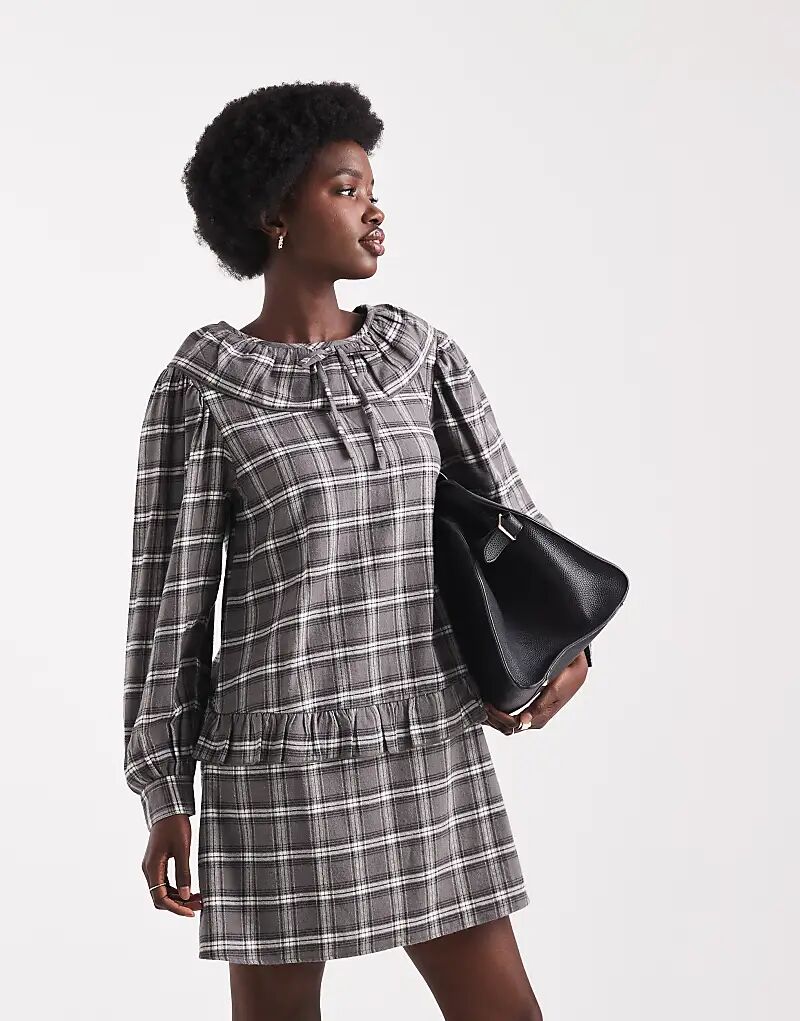 Платье Native Youth в черную клетку с рюшами и тартановым воротником
Платье Native Youth в черную клетку с рюшами и тартановым воротником