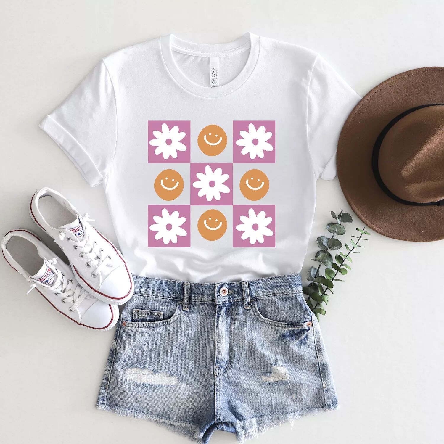 Футболка с короткими рукавами и рисунком смайлика в стиле ретро Simply Sage Market 
Футболка с короткими рукавами и рисунком смайлика в стиле ретро Simply Sage Market