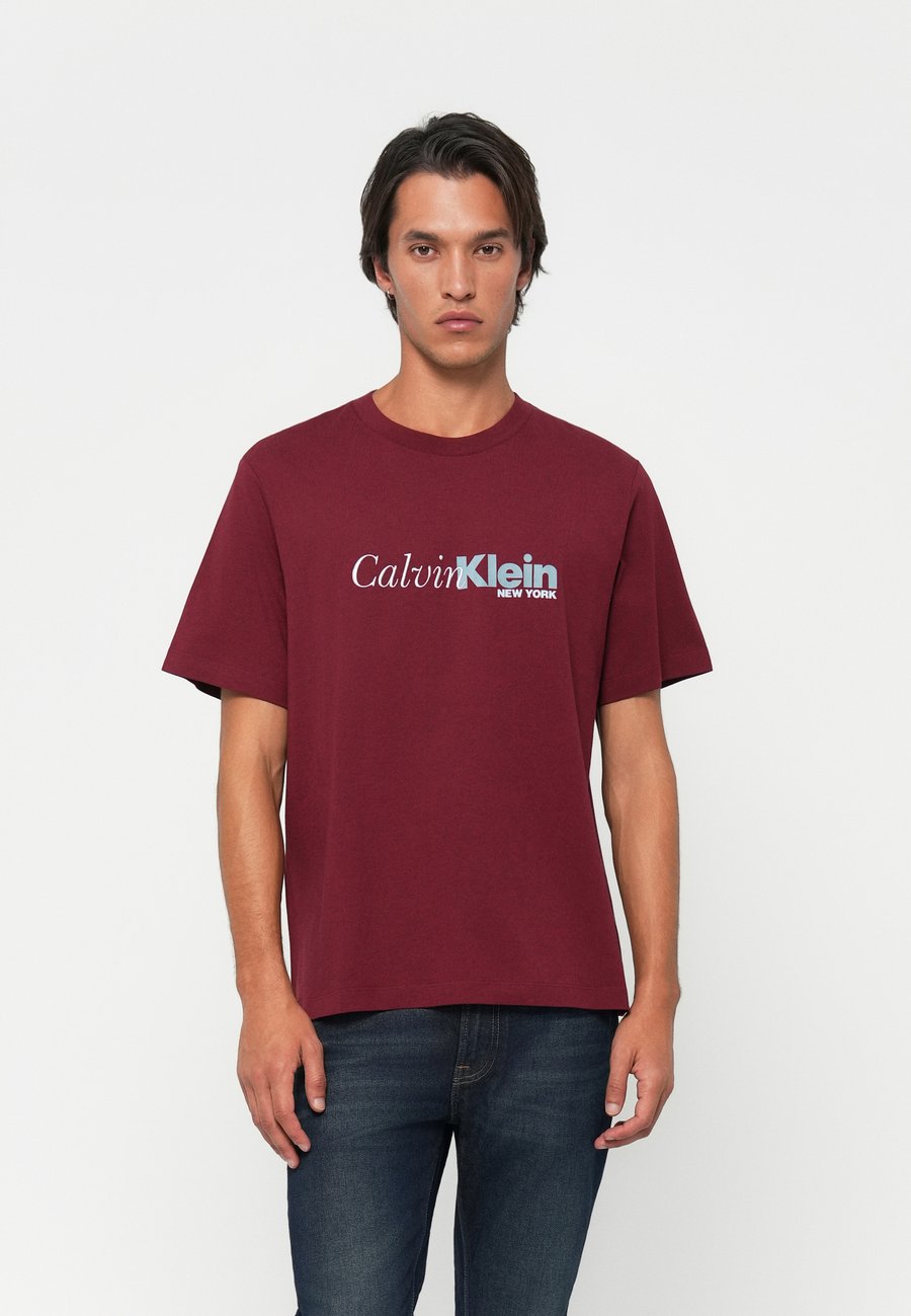 Футболка Calvin Klein CURSIVE GRAPHIC, Renaissance Red/Red, Красный, Футболка Calvin Klein CURSIVE GRAPHIC, Renaissance Red/Red
Футболка Calvin Klein CURSIVE GRAPHIC, Renaissance Red/Red, Красный, Футболка Calvin Klein CURSIVE GRAPHIC, Renaissance Red/Red