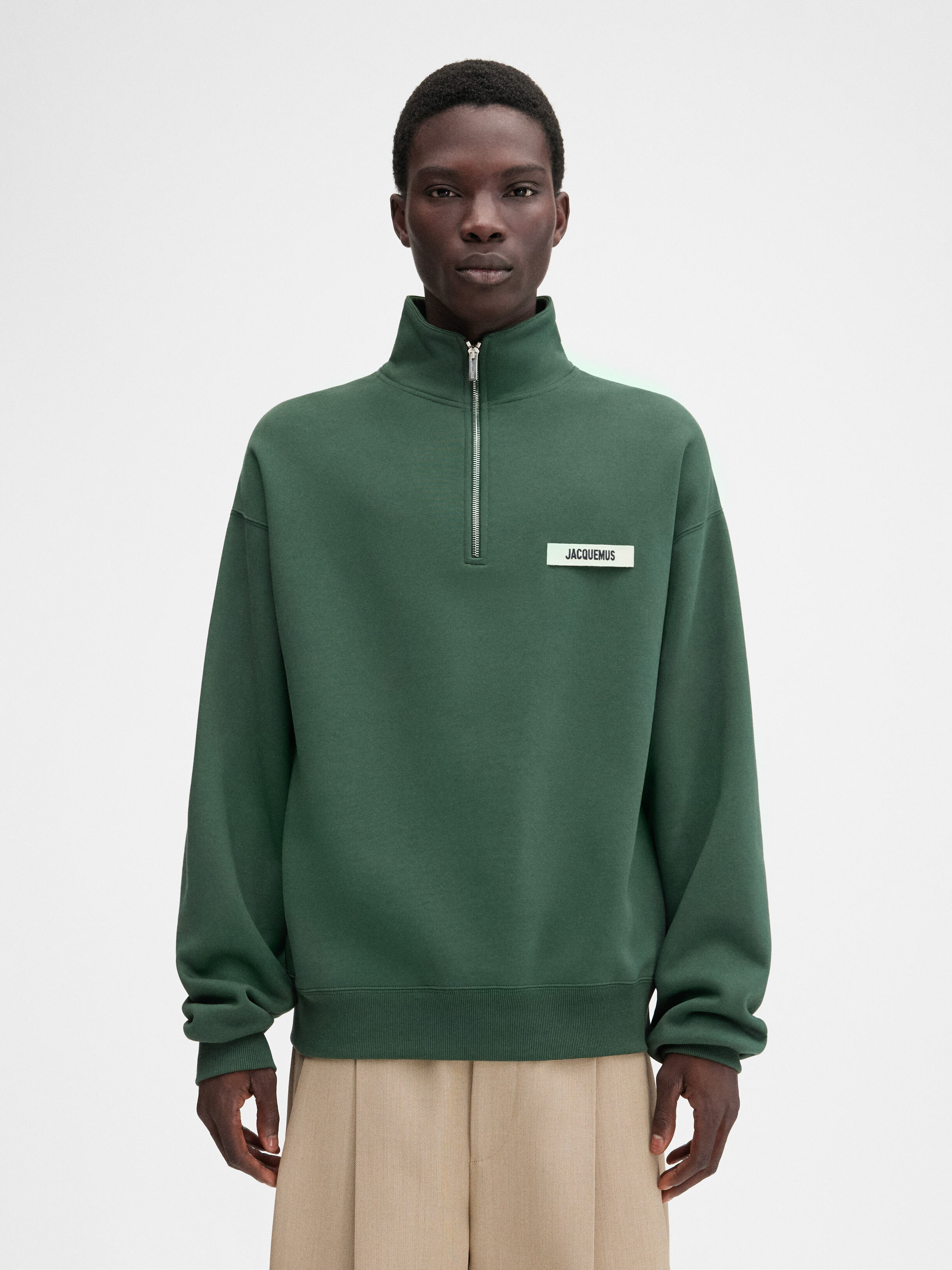 Свитер на молнии JACQUEMUS The Gros Grain zipped-rollneck sweatshirt, цвет Dark Green 2
Свитер на молнии JACQUEMUS The Gros Grain zipped-rollneck sweatshirt, цвет Dark Green 2