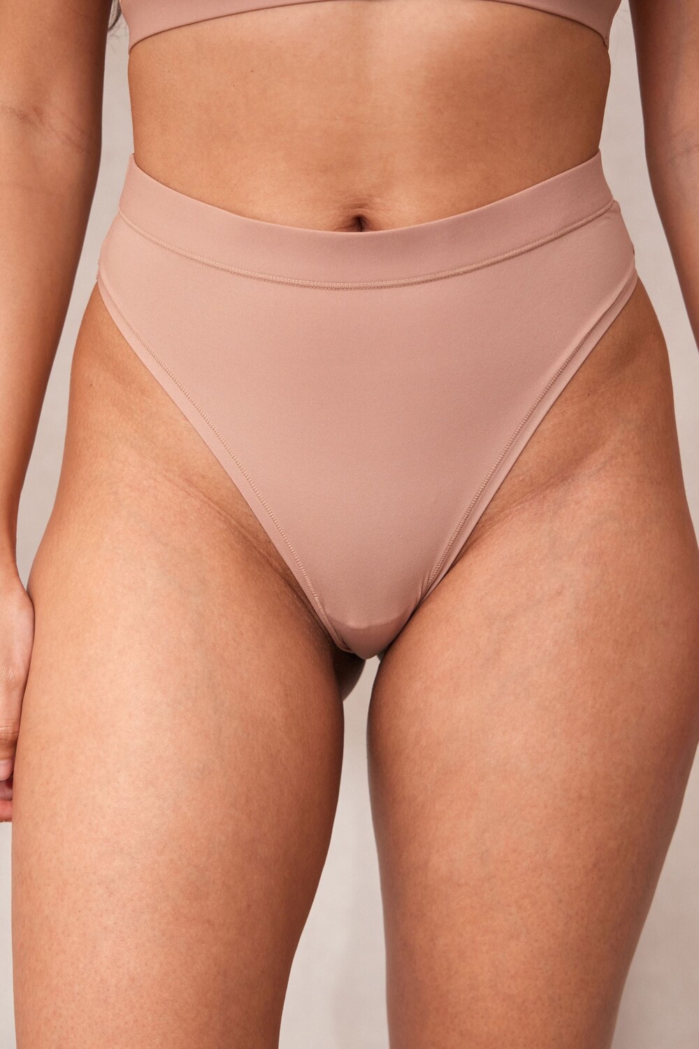 Гладкие комфортные трусики с завышенной талией и высоким вырезом Self., бежевый
Гладкие комфортные трусики с завышенной талией и высоким вырезом Self., бежевый