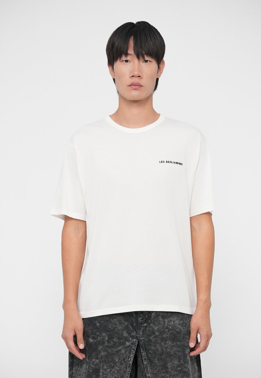 Футболка Les Benjamins SHORT SLEEVE TEE, White, Белый, Футболка Les Benjamins SHORT SLEEVE TEE, White
Футболка Les Benjamins SHORT SLEEVE TEE, White, Белый, Футболка Les Benjamins SHORT SLEEVE TEE, White