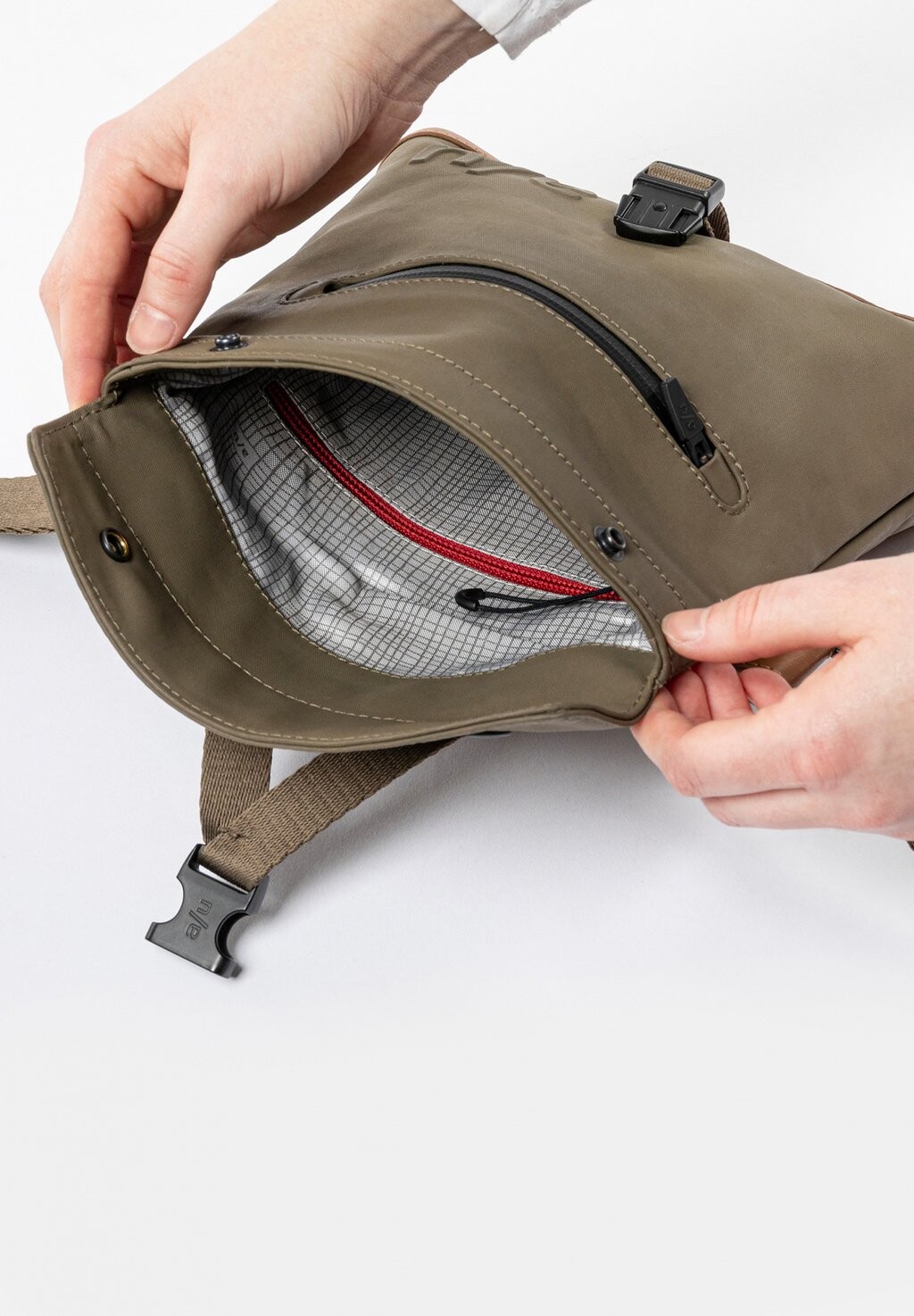 Сумка через плечо TSU Aunts & Uncles, цвет fallen rock
Сумка через плечо TSU Aunts & Uncles, цвет fallen rock