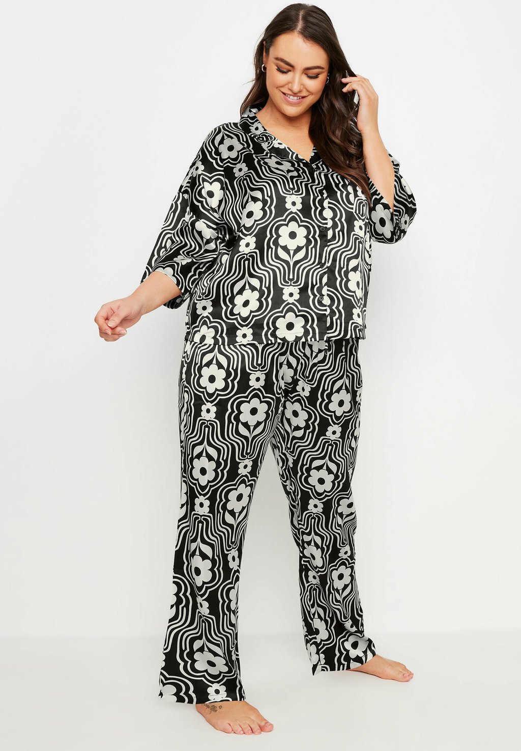 Пижамный комплект FLORAL SET Yours Clothing, черный
Пижамный комплект FLORAL SET Yours Clothing, черный