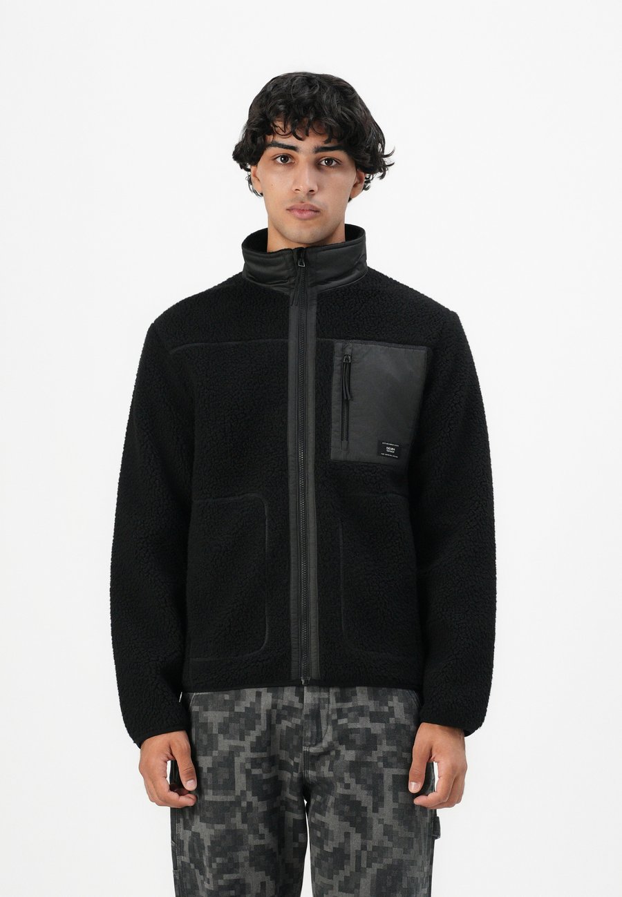 Флисовая куртка TOM TAILOR DENIM TEXTURE MIX TEDDY JACKET, Black
Флисовая куртка TOM TAILOR DENIM TEXTURE MIX TEDDY JACKET, Black