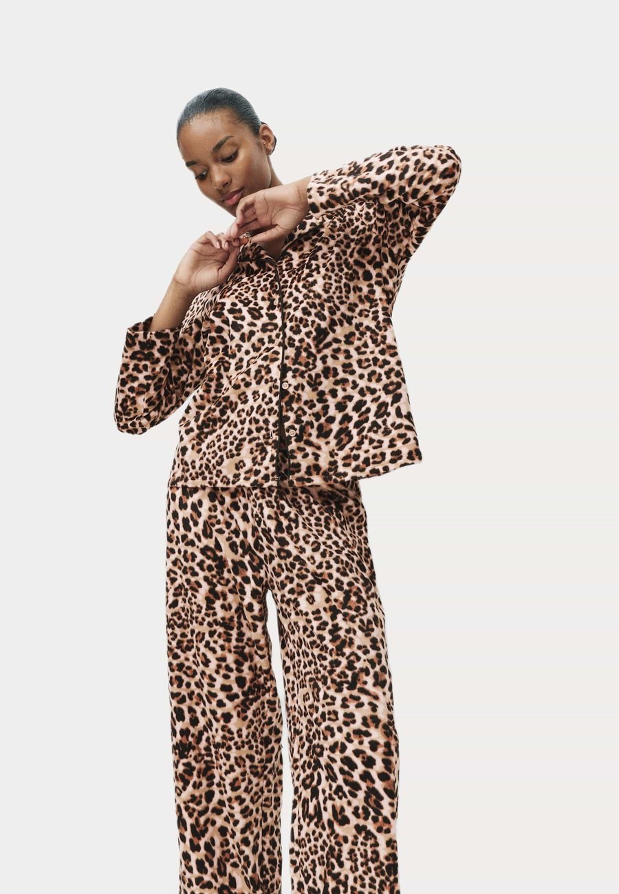 Пижамный комплект Marks & Spencer REVERE FLEECE SET, Brown Mix/Mottled Brown
Пижамный комплект Marks & Spencer REVERE FLEECE SET, Brown Mix/Mottled Brown