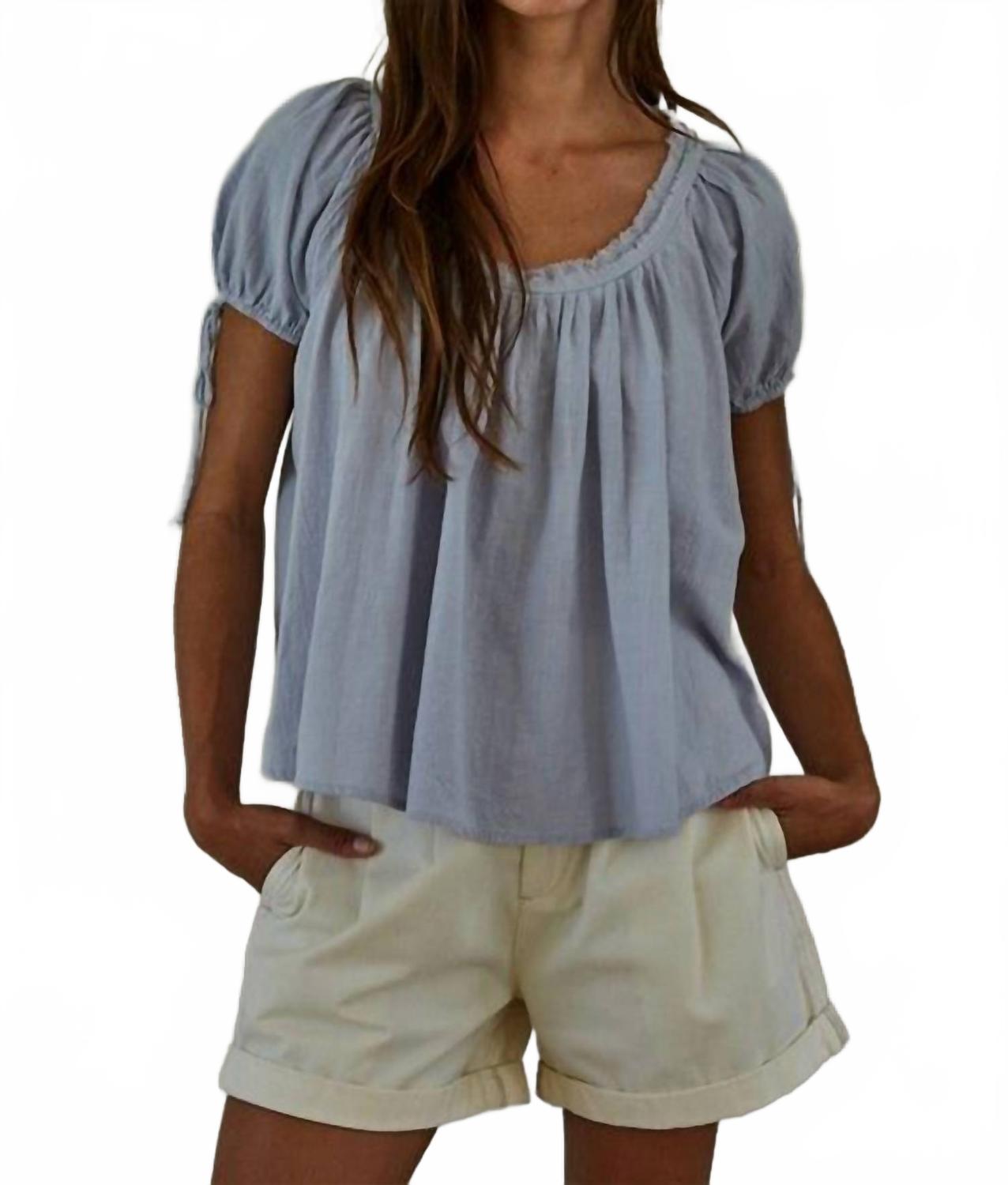 Очаровательный топ с короткими рукавами в синем цвете By Together
Очаровательный топ с короткими рукавами в синем цвете By Together