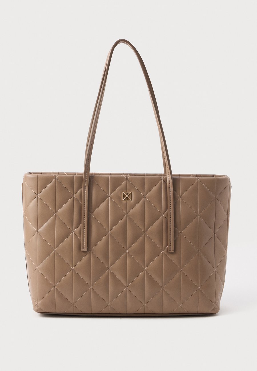 Сумка Calvin Klein QUILTED SMALL TOTE, Desert Taupe/Taupe
Сумка Calvin Klein QUILTED SMALL TOTE, Desert Taupe/Taupe