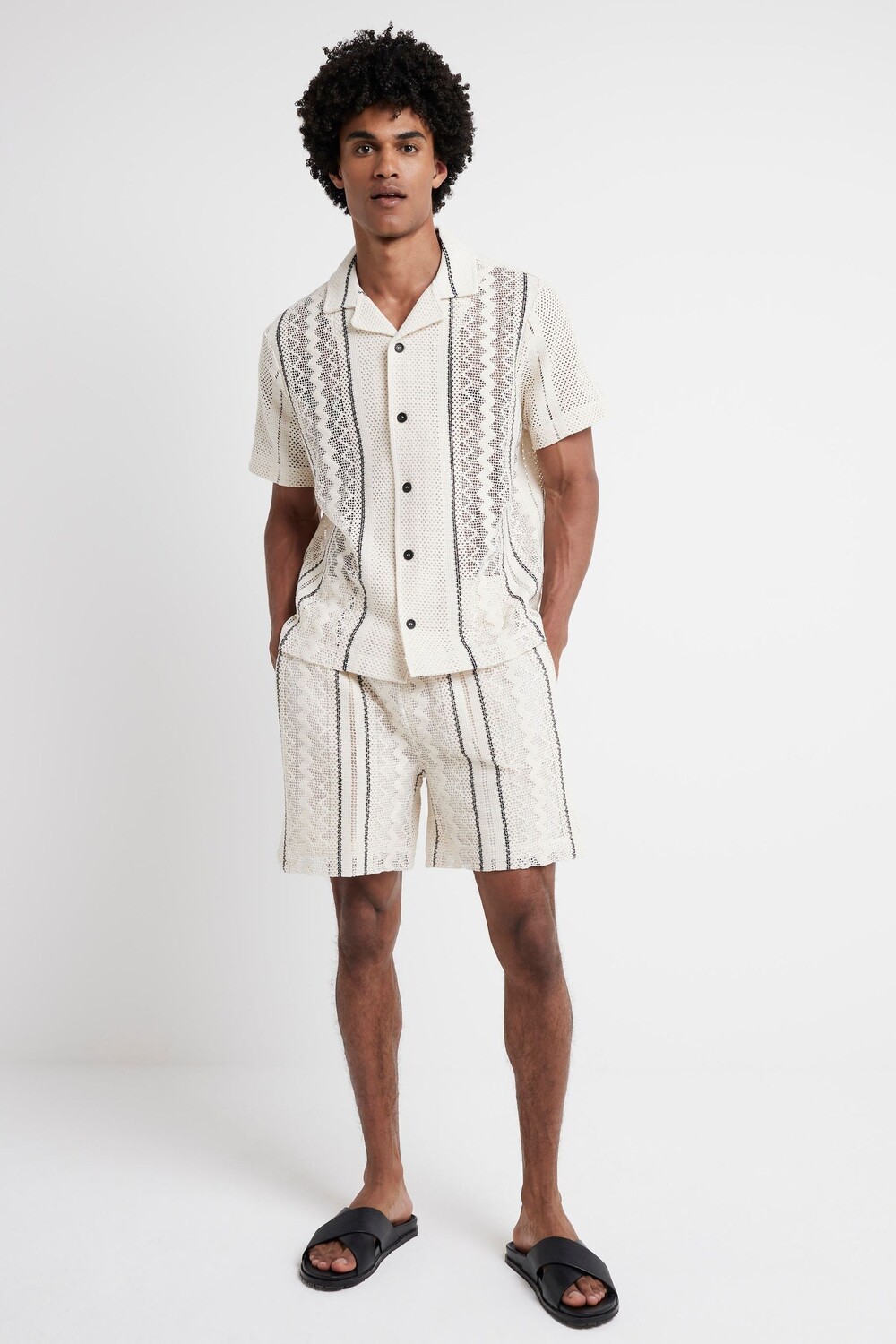 Шорты крючком с шевронным узором стандартного кроя River Island, белый
Шорты крючком с шевронным узором стандартного кроя River Island, белый