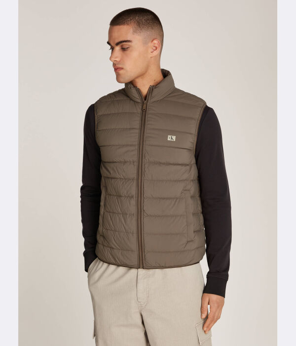 Жилет мужской Calvin Klein Jeans стеганый с воротником-стойкой, бежевый
Жилет мужской Calvin Klein Jeans стеганый с воротником-стойкой, бежевый