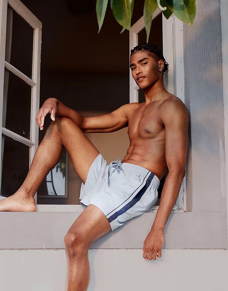 Abercrombie & Fitch свободные шорты с контрастной полосой по бокам в темно-синем цвете
Abercrombie & Fitch свободные шорты с контрастной полосой по бокам в темно-синем цвете