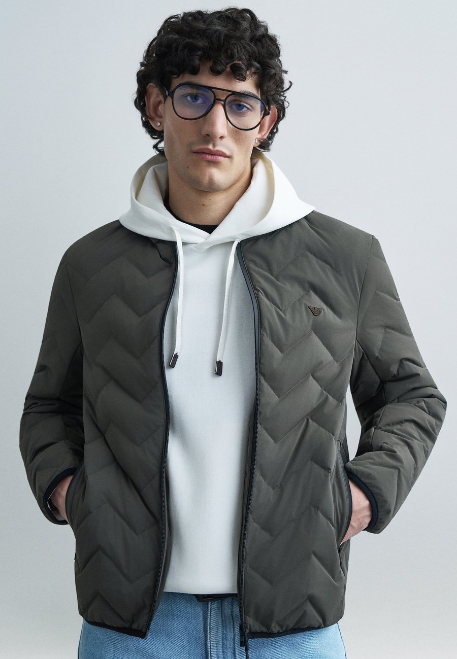 Куртка Emporio Armani JACKET, Black Ink/Khaki
Куртка Emporio Armani JACKET, Black Ink/Khaki