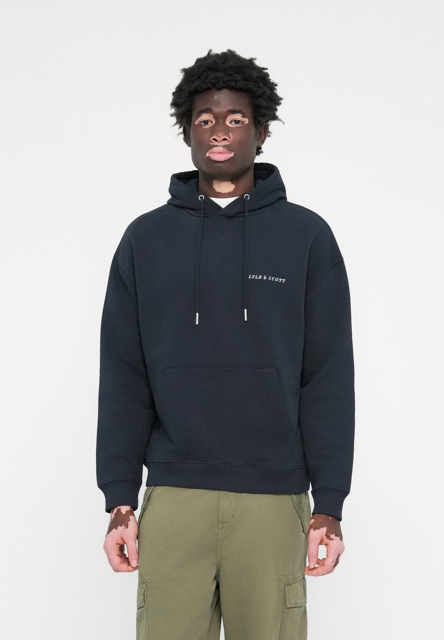 Толстовка Lyle & Scott SCRIPT HOODIE, Dark Navy/Dark Blue
Толстовка Lyle & Scott SCRIPT HOODIE, Dark Navy/Dark Blue