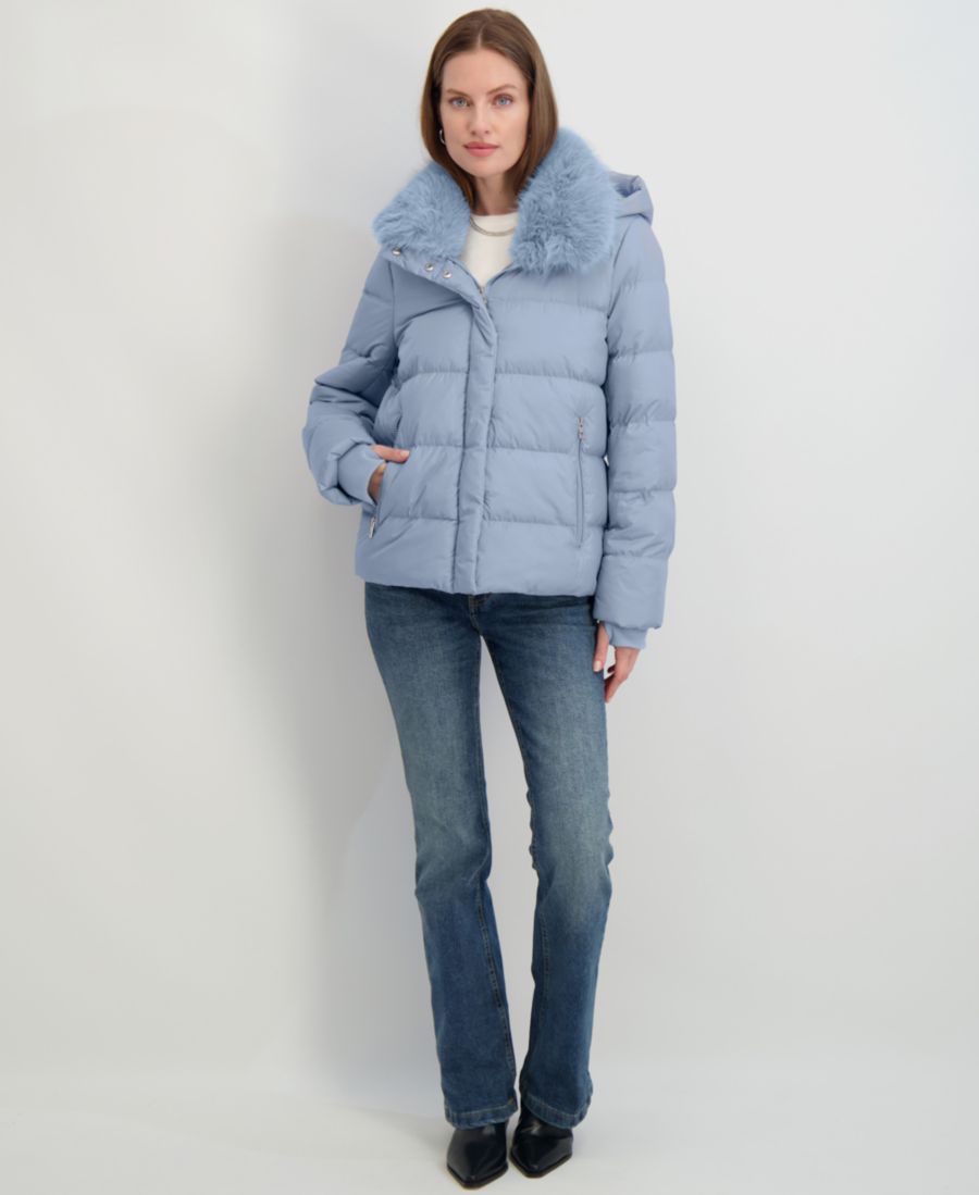 Женская пуховая куртка с капюшоном и воротником из искусственного меха Tahari, Powder Blue
Женская пуховая куртка с капюшоном и воротником из искусственного меха Tahari, Powder Blue
