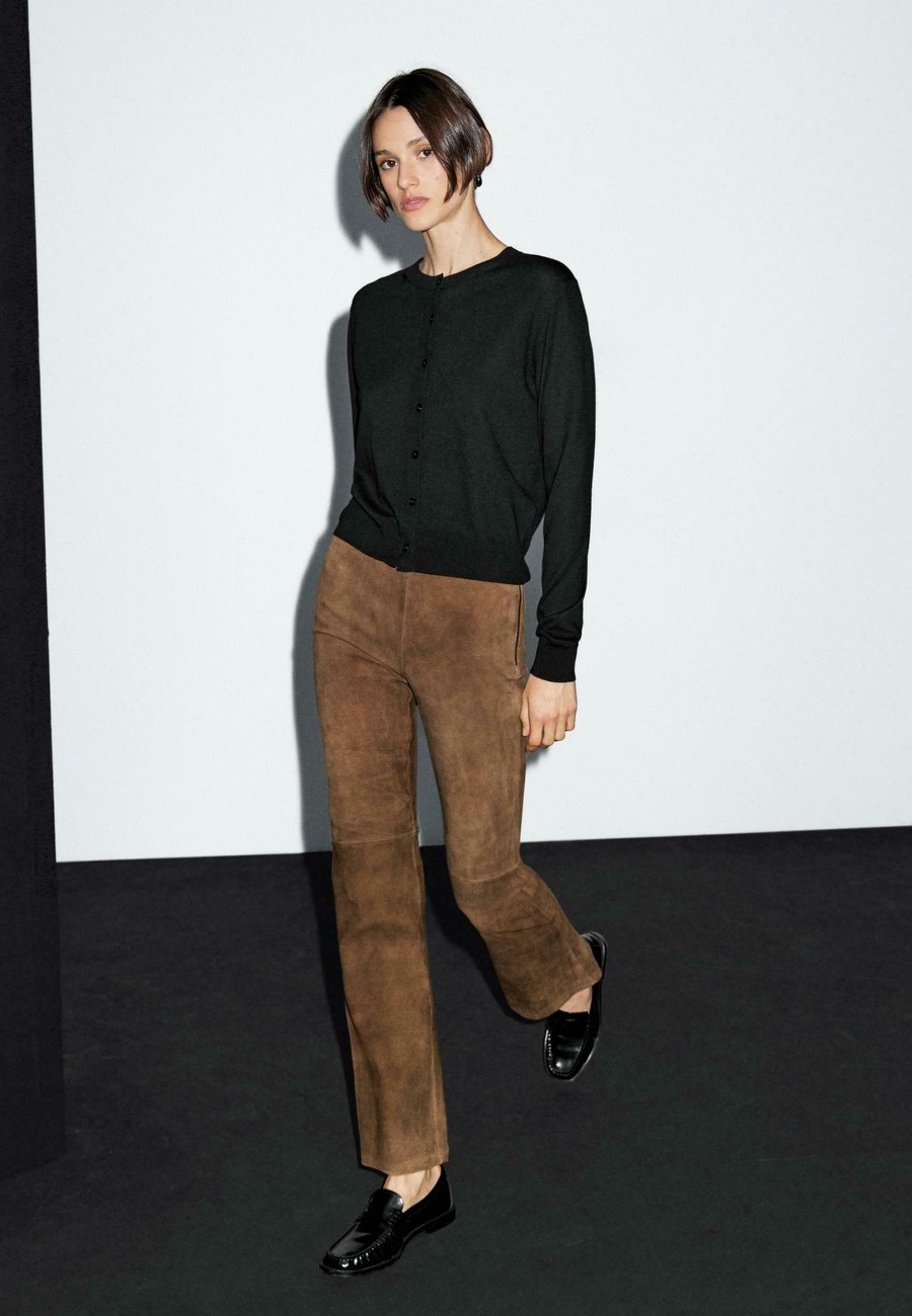 Кардиган Massimo Dutti BUTTONED WITH CREW NECK, Black
Кардиган Massimo Dutti BUTTONED WITH CREW NECK, Black