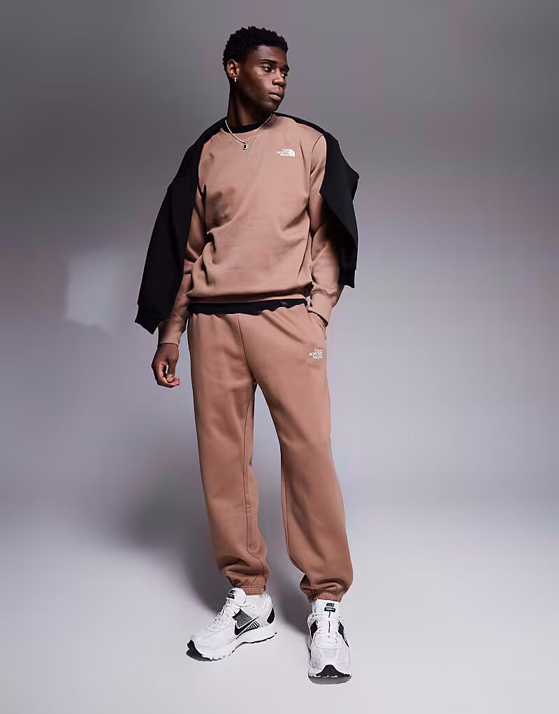 Свободные джоггеры с логотипом North Face Essential коричневого цвета
Свободные джоггеры с логотипом North Face Essential коричневого цвета