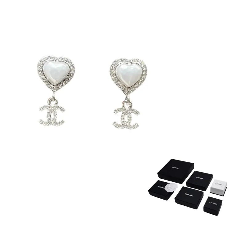 Металлические серьги со стразами для женщин CHANEL
Металлические серьги со стразами для женщин CHANEL