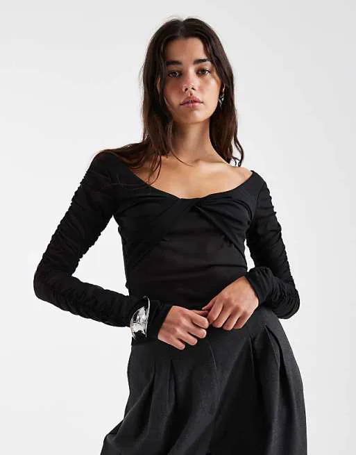 Черный сетчатый топ с длинными рукавами и закрученной передней частью ASOS DESIGN
Черный сетчатый топ с длинными рукавами и закрученной передней частью ASOS DESIGN
