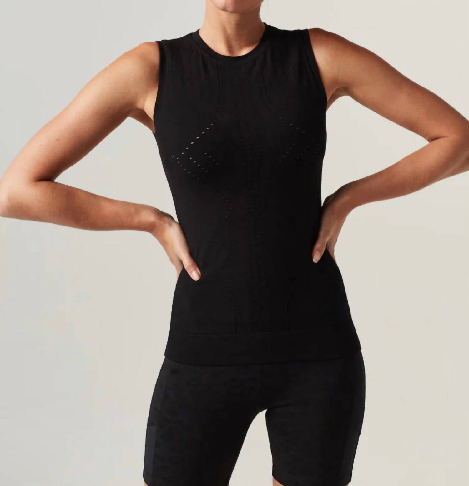 Бесконечный топ в черном цвете BLANC NOIR
Бесконечный топ в черном цвете BLANC NOIR