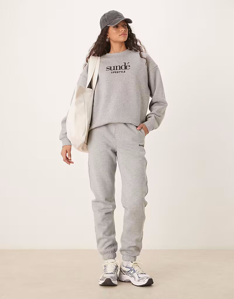 Спортивные брюки Sunde из мягкого микса с высокой талией и манжетами серого меланжевого цвета
Спортивные брюки Sunde из мягкого микса с высокой талией и манжетами серого меланжевого цвета